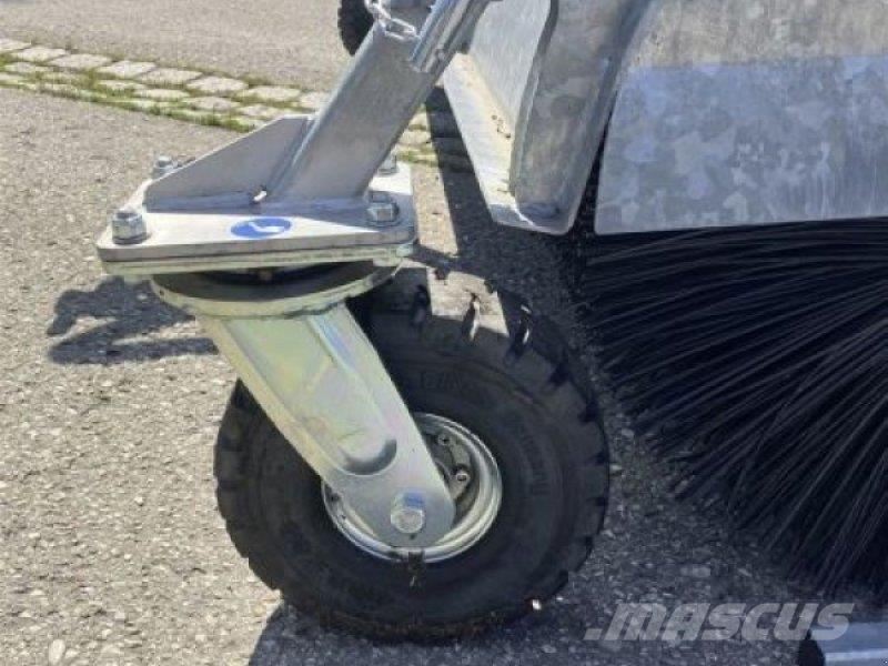 Fliegl TYP 700 Zamiatarki - Zgarniarki - Odśnieżarki