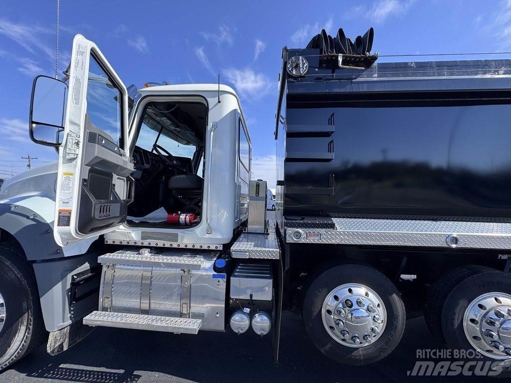 Mack GR64F Wywrotki