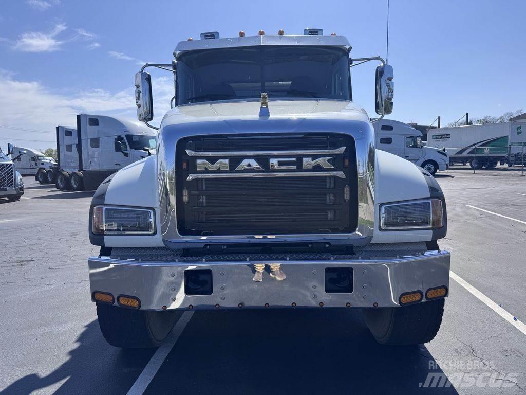 Mack GR64F Wywrotki