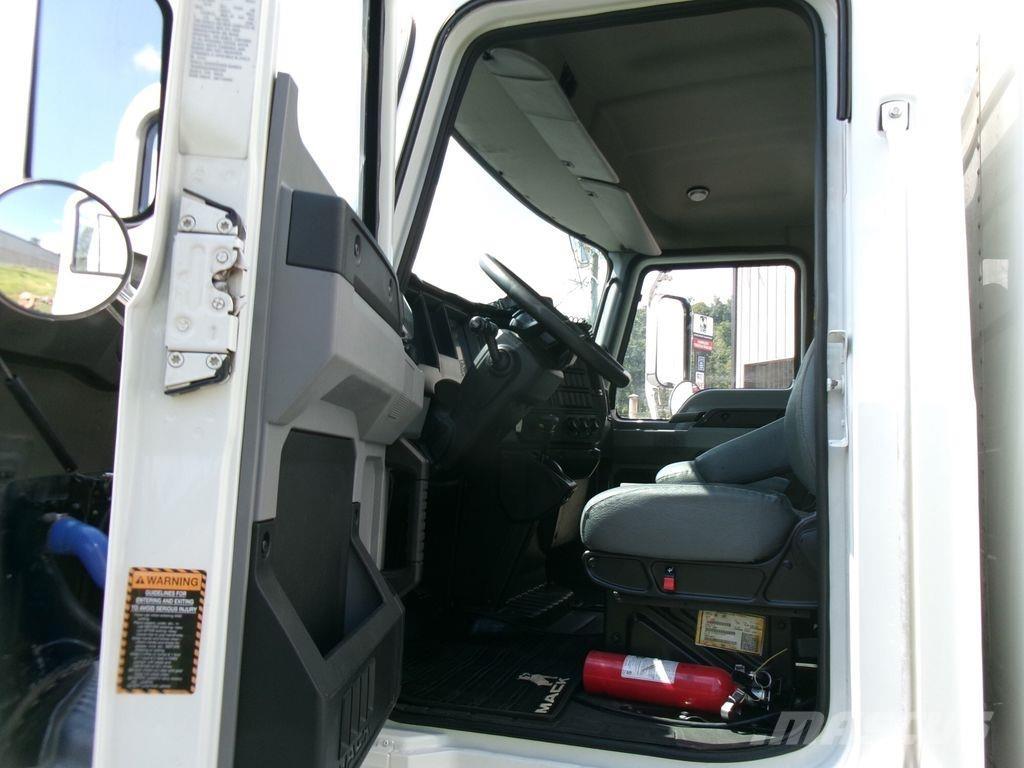 Mack MD6 Samochody ciężarowe ze skrzynią zamkniętą