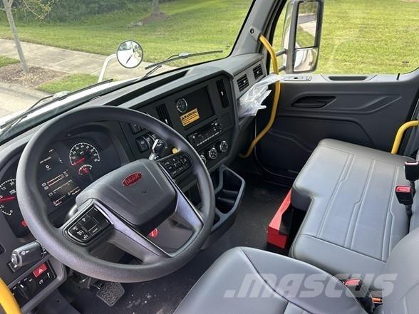 Peterbilt 536 Samochody ciężarowe ze skrzynią zamkniętą