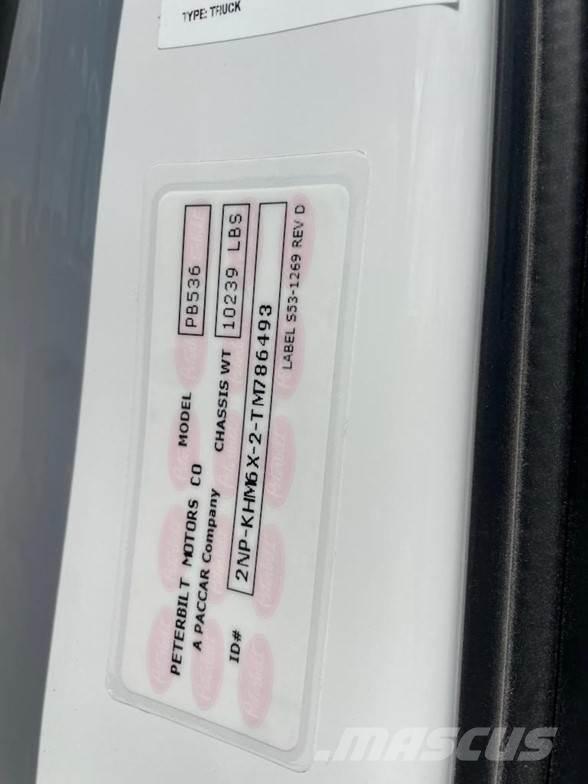 Peterbilt 536 Samochody ciężarowe ze skrzynią zamkniętą