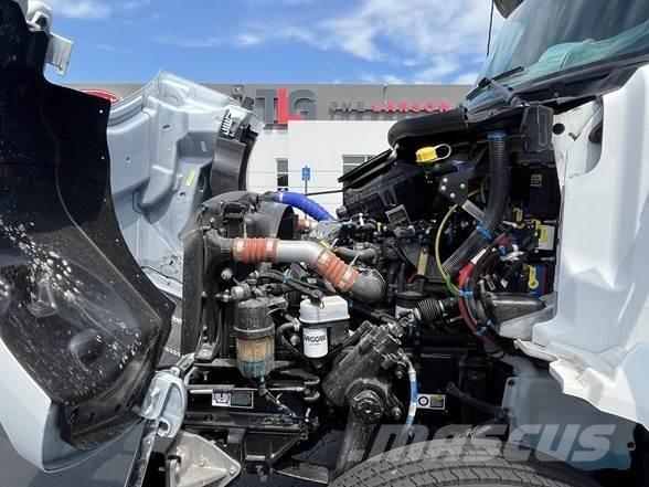 Peterbilt 536 Samochody ciężarowe ze skrzynią zamkniętą