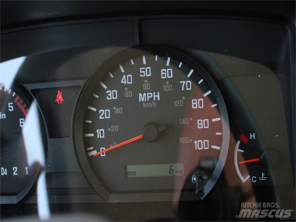 Isuzu NPR-HD Ciężarówki typu Platforma / Skrzynia