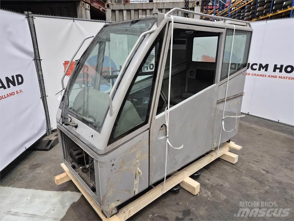  C.T.2 upper cabin Kabiny i wnętrze