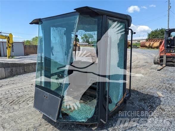 CASE  Kabiny i wnętrze
