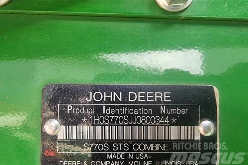 John Deere S770 Inne