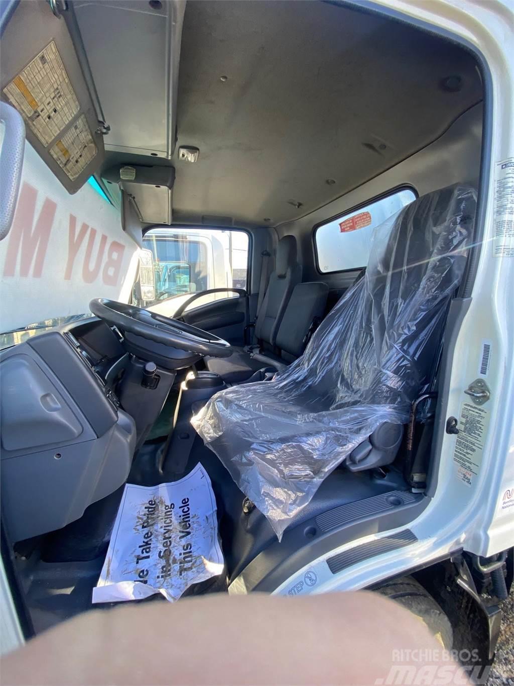 Isuzu NPR Samochody ciężarowe ze skrzynią zamkniętą