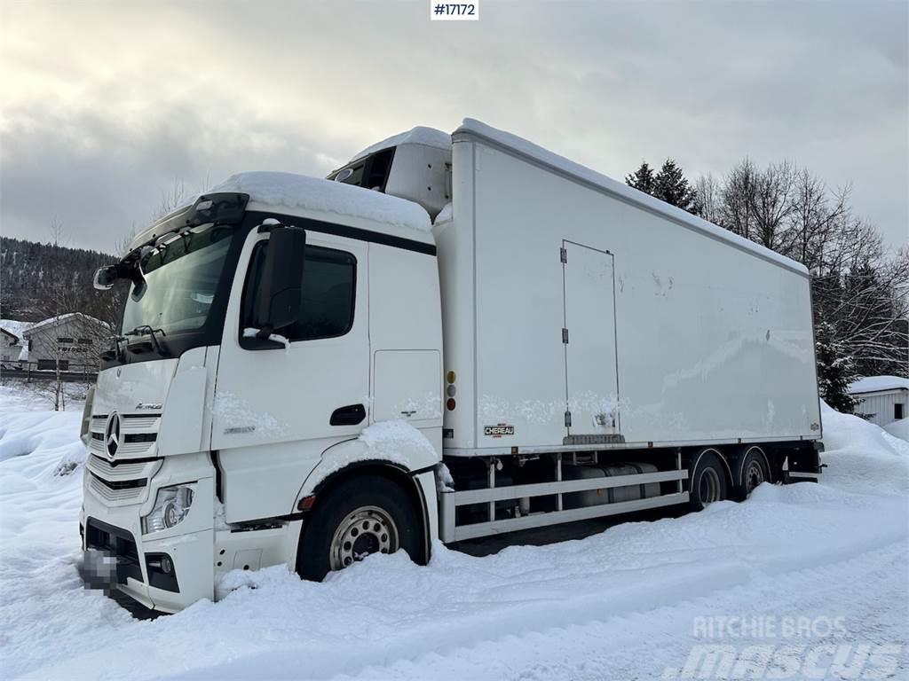 Mercedes-Benz Actros 2551 6x2 Box Truck w/ fridge/freezer unit. Samochody ciężarowe ze skrzynią zamkniętą