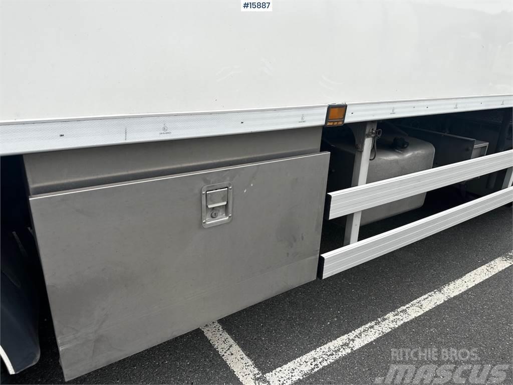 Mercedes-Benz Actros 6x2 Box Truck w/ fridge/freezer unit. Samochody ciężarowe ze skrzynią zamkniętą