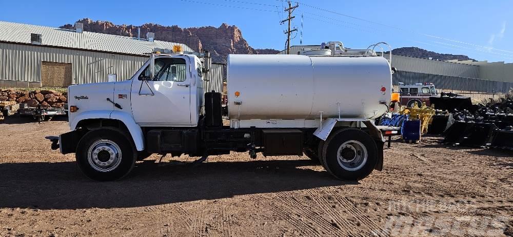  2,000 Gallon Water Truck Pozostały sprzęt budowlany