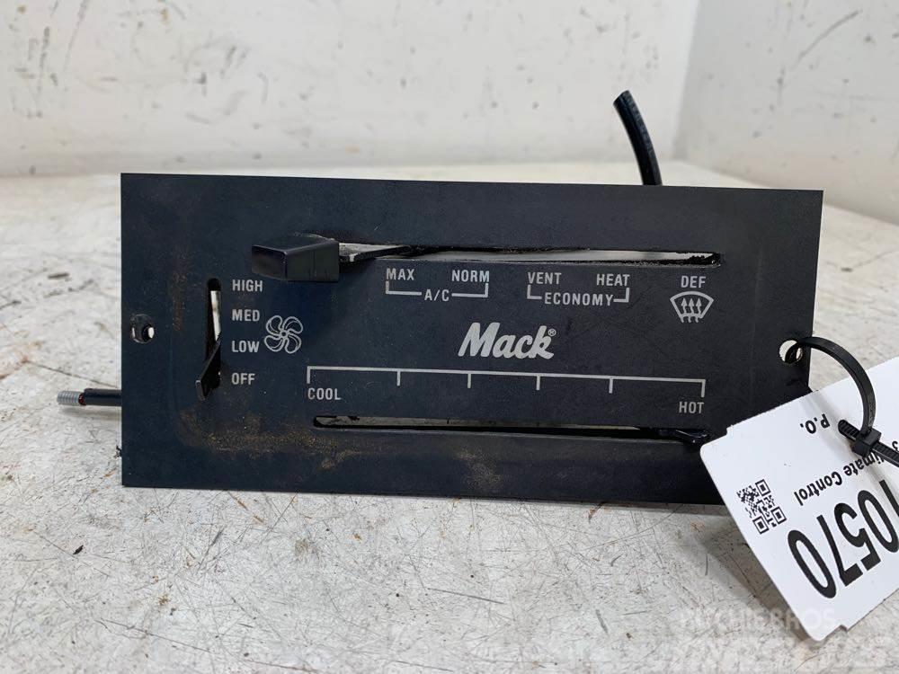 Mack CV713 Elektronika