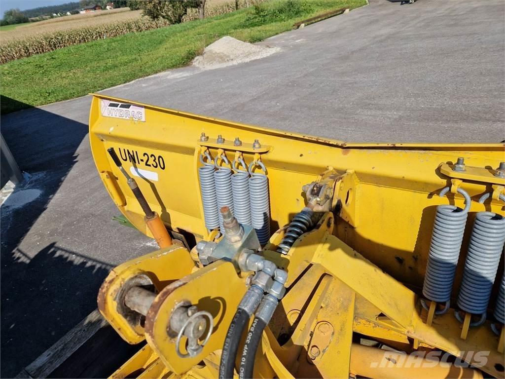 Salzstreuer, und Baggerlöffel Piaskarki i solarki