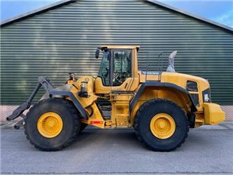 Volvo L 180 G with bucket