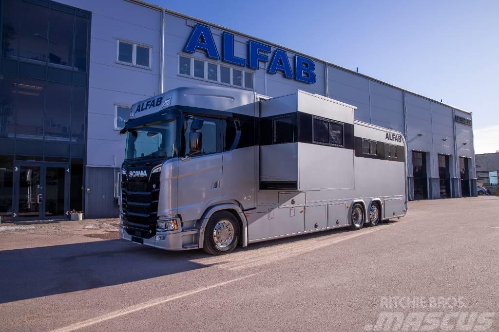 Scania V8 Hästlastbil med uppskjut och utskjut ALFAB Limi Pojazdy do transportu zwierząt