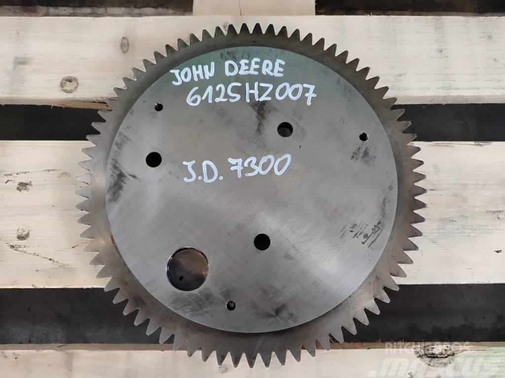John Deere 6125HZ007  Bearing cup R119157 engine timing gear Silniki