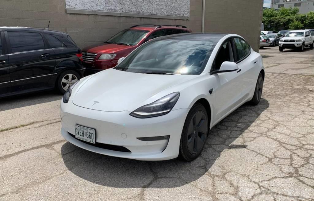 Tesla Model 3 Samochody osobowe
