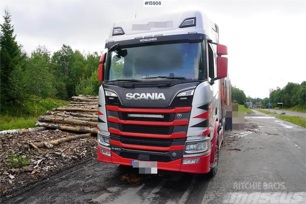 Scania R650 6x4 timber truck with crane Samochody do przewozu drewna