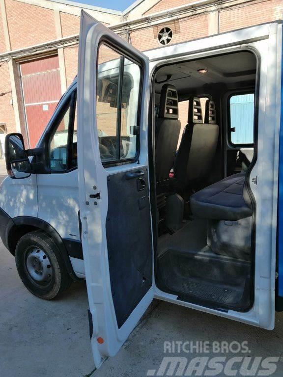 Camion Iveco Daily Doble Cabina con Pluma Inne