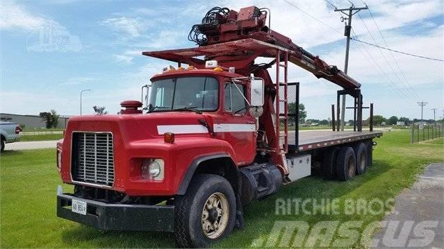 Mack RB690S Boom Truck Inne