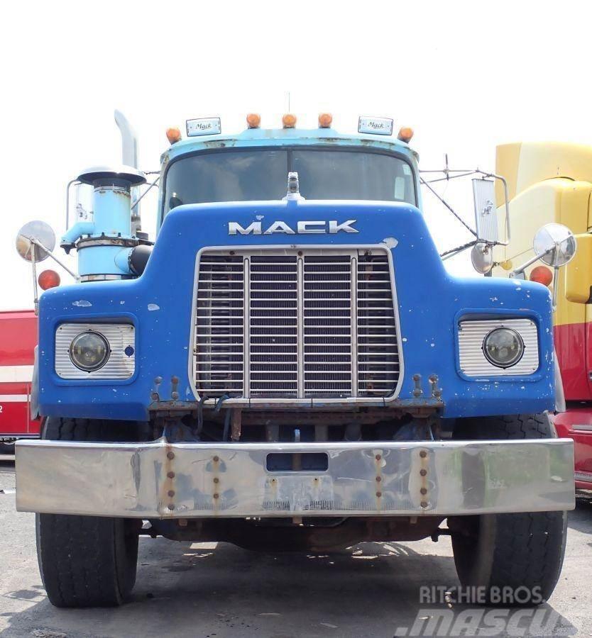 Mack RB688S Hakowce