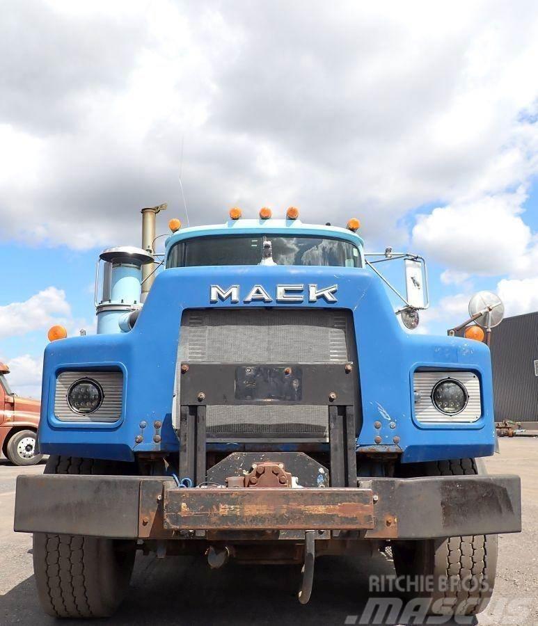 Mack RB688S Hakowce
