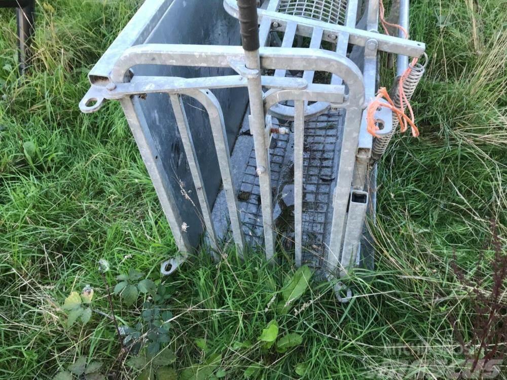  Ironworks sheep turn over crate lightly used Inny sprzęt do obsługi inwentarza żywego