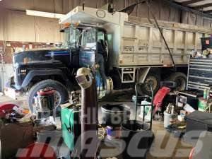 Mack RD688S Dump Truck Wywrotki