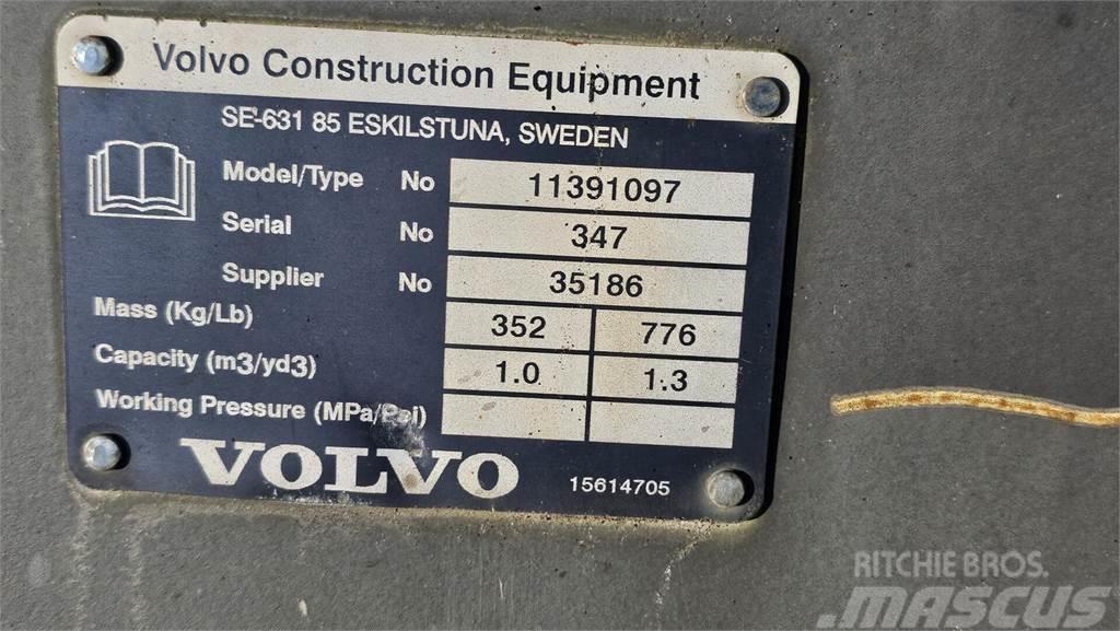 Volvo L30GS, maakauha, siipilumikauha ja trukkipiik Miniładowarki