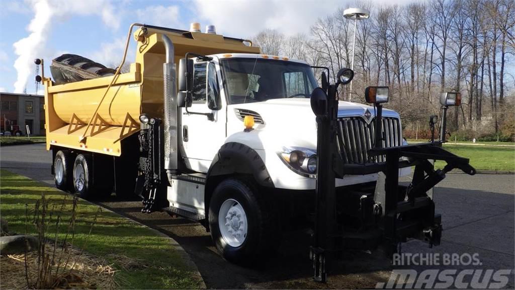 International WorkStar 7600 Dump Truck Lemiesze i pługi śnieżne